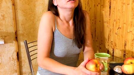 Пацан оприходовал сестричку сзади и мощно кончил ей в рот