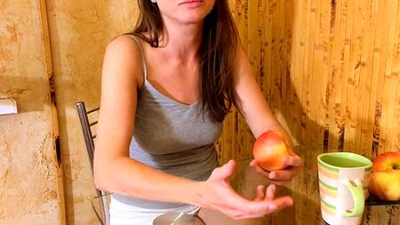 Пацан оприходовал сестричку сзади и мощно кончил ей в рот