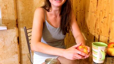 Пацан оприходовал сестричку сзади и мощно кончил ей в рот