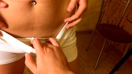 Пацан оприходовал сестричку сзади и мощно кончил ей в рот