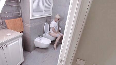 Русский мужчина дрючит в ванной комнате короткостриженую блондинку