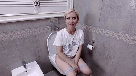 Русский мужчина дрючит в ванной комнате короткостриженую блондинку