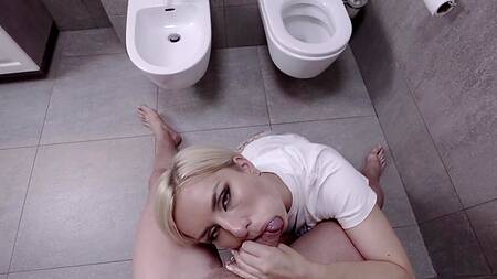 Русский мужчина дрючит в ванной комнате короткостриженую блондинку