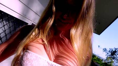 Загорелая краля струйно кончает от большого пениса в заднице