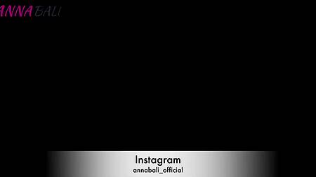 Парнишка натягивает на фаллос молодую русскую телку