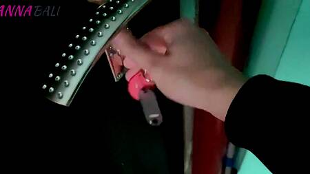 Парнишка натягивает на фаллос молодую русскую телку