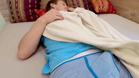 Полизал киску и нежно вдул худенькой телочке с маленькой грудью