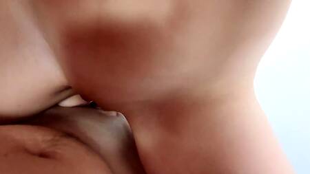 Девка трясет большими сиськами прыгая на члене пылкого ловеласа