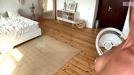 Иностранец вертит на мясистом фаллосе сексапильную училку