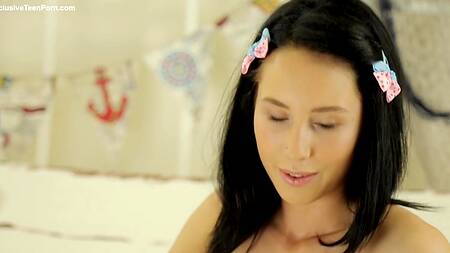 Сисястая телочка мастурбирует волосатую щелку крупным планом