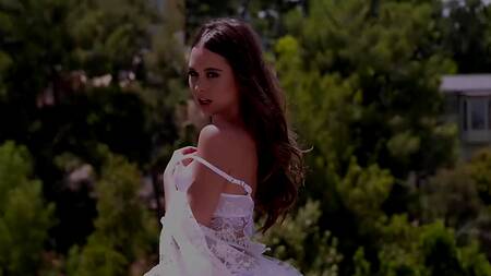 Белая девка дает во все дыры накаченным неграм с большими болтами