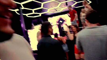 Мужик в клубе развлекается с двумя развратницами