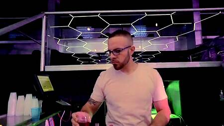 Мужик в клубе развлекается с двумя развратницами