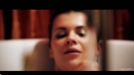 Красотка наслаждается сексом после расслабляющей ванны