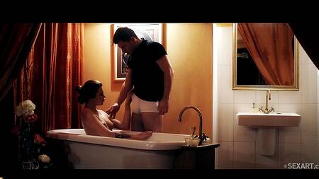 Красотка наслаждается сексом после расслабляющей ванны