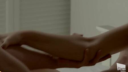 Влюбленная пара страстно трахается и опаздывает на работу