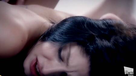 Жена завязывает мужу глаза и смотрит на его секс с подругой