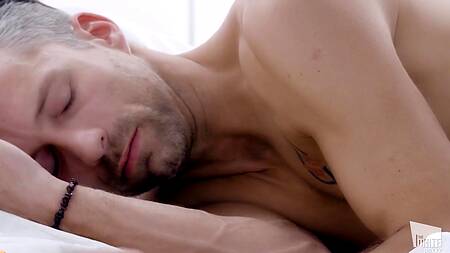 Худышка согласна опоздать на работу ради утреннего секса