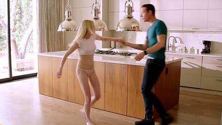 Блондинка хочет в попку, а не завтракать