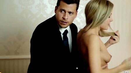 Брюнетка застает подругу за минетом и присоединяется