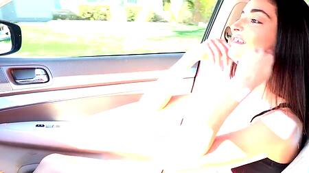 Милашка дает приласкать пизду по дороге на кастинг