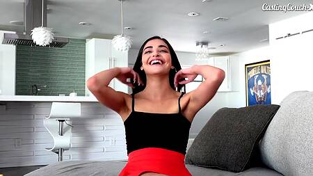 Милашка дает приласкать пизду по дороге на кастинг