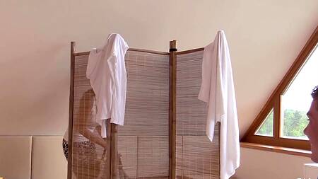 Приютил привлекательную туристку и трахнул её