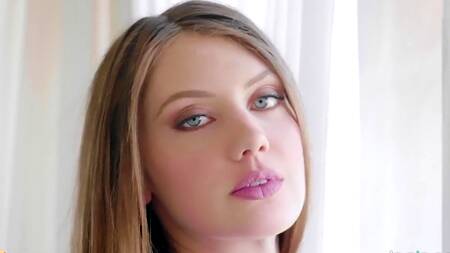 Брюнетка убеждает подругу стать лесбиянкой