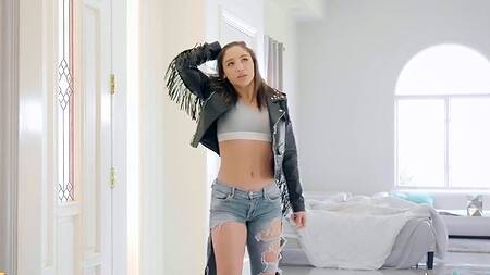 Брюнетка убеждает подругу стать лесбиянкой