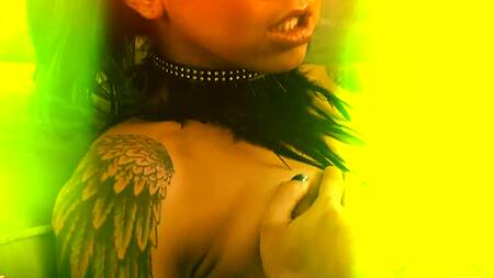 Татуированная мулатка в шубе соблазняет на интим