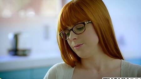 Брюнетка с рыжей подругой анально ублажают начальника