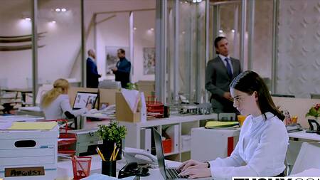 Брюнетка с рыжей подругой анально ублажают начальника