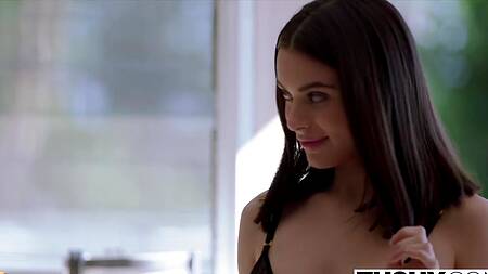 Брюнетка с рыжей подругой анально ублажают начальника