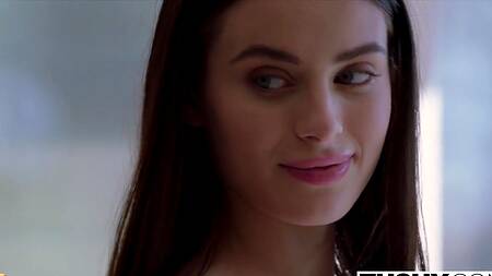 Брюнетка с рыжей подругой анально ублажают начальника