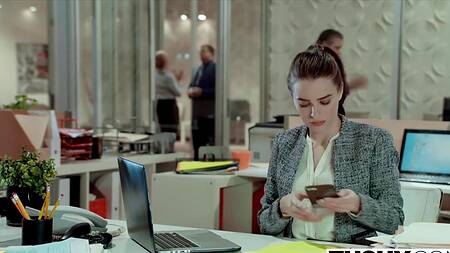 Брюнетка с рыжей подругой анально ублажают начальника