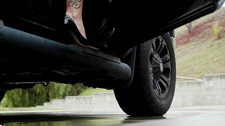 Красотка в черном белье соблазняет негра на секс