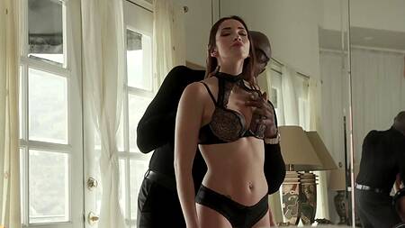 Красотка в черном белье соблазняет негра на секс