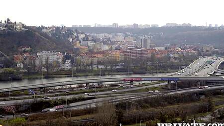 Бизнес леди перед аэропортом трахается с негром в жопу