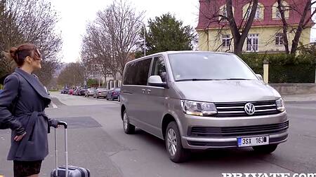 Бизнес леди перед аэропортом трахается с негром в жопу