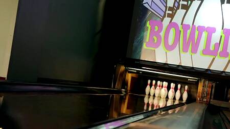 Последняя посетительница боулинга соблазняет на еблю
