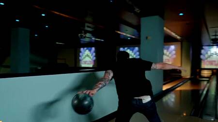 Последняя посетительница боулинга соблазняет на еблю