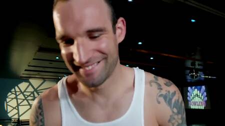 Последняя посетительница боулинга соблазняет на еблю