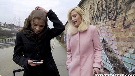 Приключения туристок начинаются с анальной ебли с таксистом