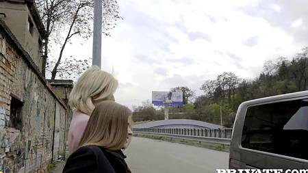 Приключения туристок начинаются с анальной ебли с таксистом