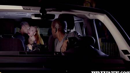 Таксист дает возбужденной паре заняться сексом в машине