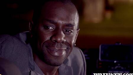 Таксист дает возбужденной паре заняться сексом в машине