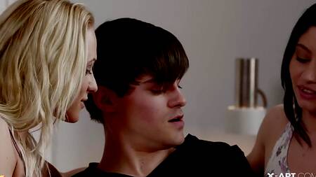 Лесбийский секс откладывается, подруги отдаются парню