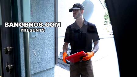 Курьер доставляет посылку и жарко ебет блондинку