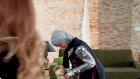 Рыцарь спасает даму сердца и страстно её трахает