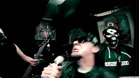 Рокер во время тура в фургоне трахает развратную фанатку